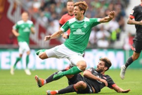 多米棋牌 -埃因霍温内部会议纪要流出——集结日远射贴柱；德甲使命明确；身体对抗强度拉满(尤文图斯对决埃因霍温全场录像)